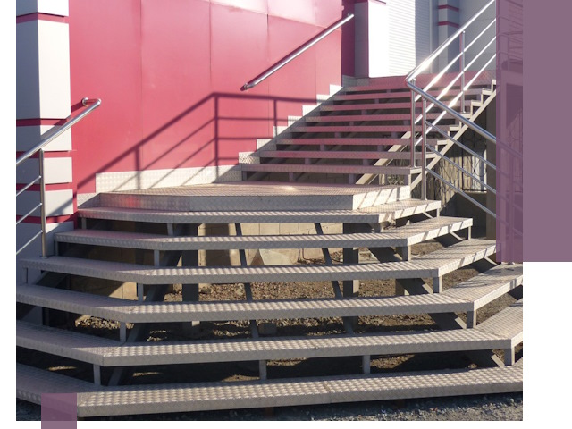 Лестницы для магазина в Северодвинске — изготовление и монтаж