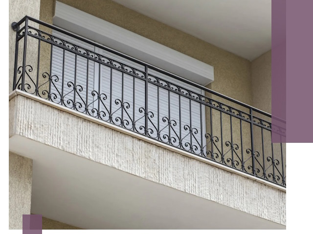 Балконные ограждения из металла и стекла в Северодвинске для домов